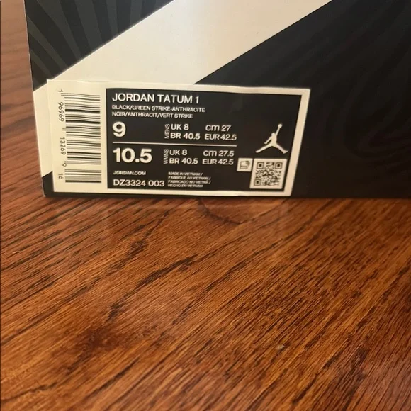 Jordan Athletic Shoes Black and Green - Picture 2 of 6